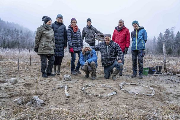 Ehrenamtliche nach der Tamarisken-Pflanzung
