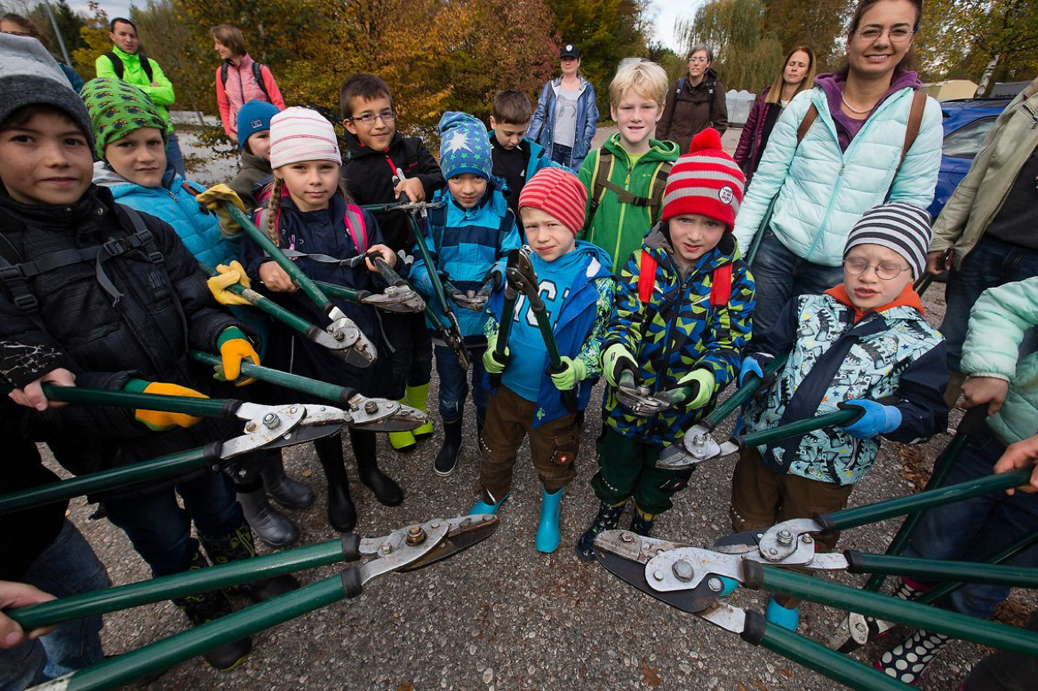 Kinder mit Astscheren