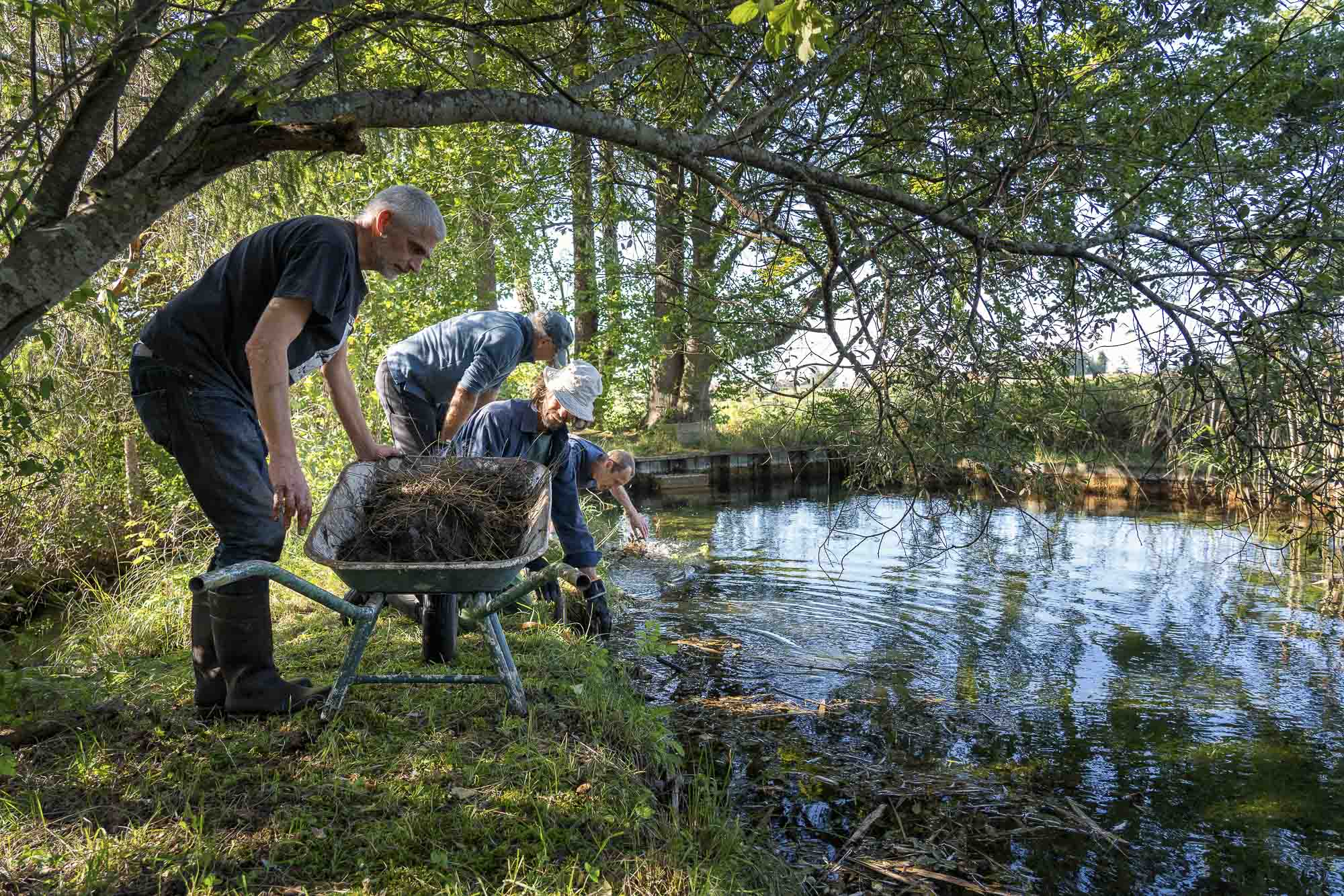 Ehrenamtliche setzen Überlauf instand