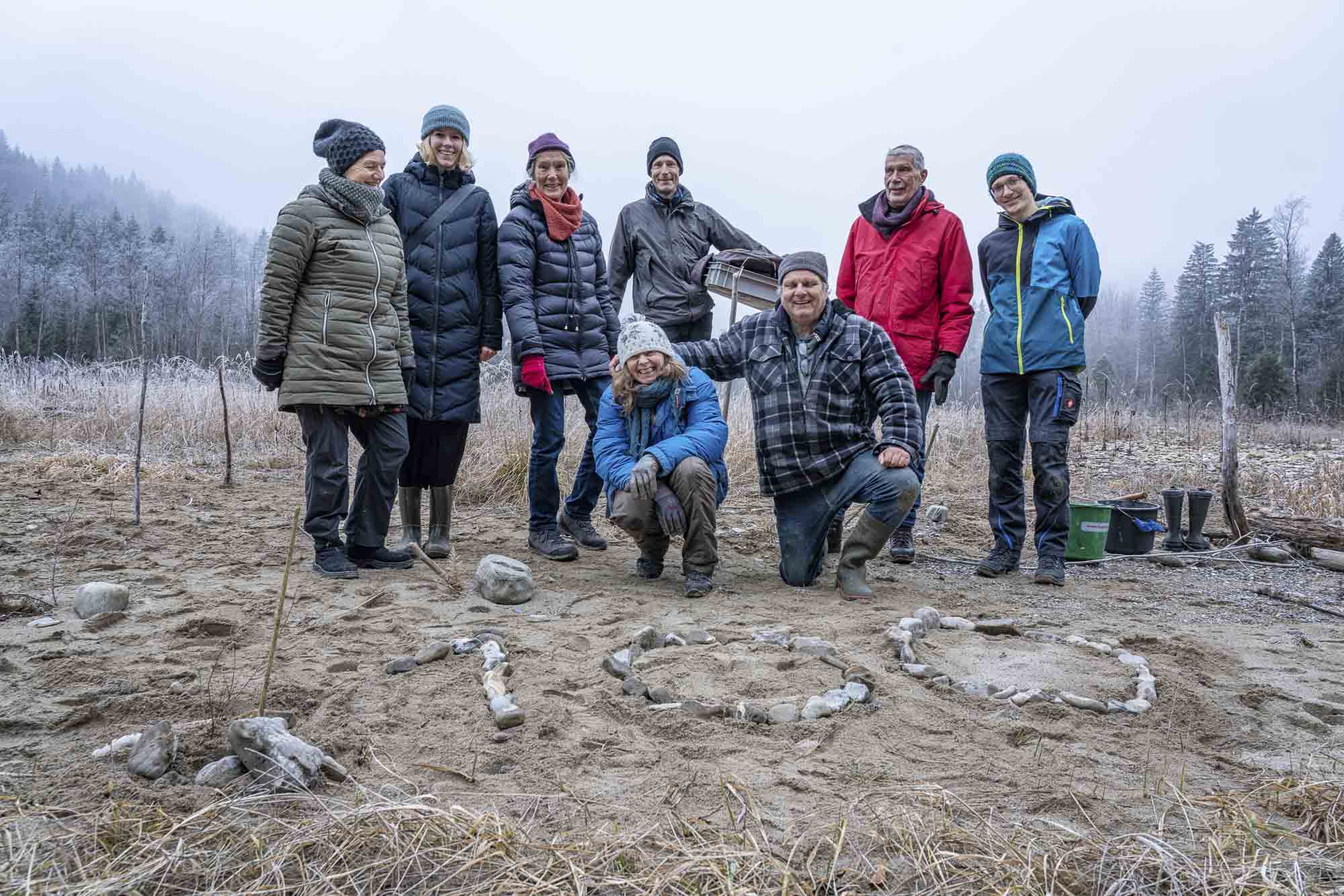 Ehrenamtliche nach der Tamarisken-Pflanzung